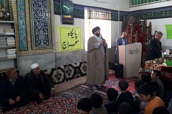 40 سال به برکت خون شهدا پای سفره انقلاب نشسته‌ایم