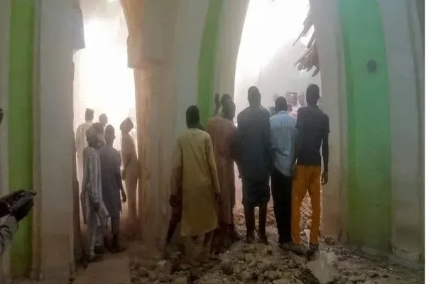 عشرات القتلى والجرحى بانهيار مسجد أثناء صلاة الجمعة في نيجيريا + فيديو