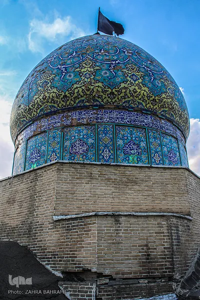 گنبد مرقد آقانورالدین عراقی که در اثر بی توجهی مسئولین در آستانه تخریب است