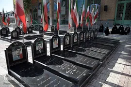 گلزار شهدای دفاع مقدس در آستان مقدس بقعه متبركه امامزادگان جعفر(ع) و حميده خاتون(ع) خواهر و برادری از نوادگان امام موسی كاظم(ع) 