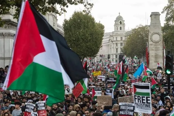 Londra'da Filistin bayrağı taşıyan kadına sözlü ve fiziksel saldırı