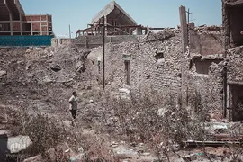 یونس آرزو دارد به شهر خود موصل برگردد. او برای خانه، شغل و همسایه‌های خود دلتنگ است.