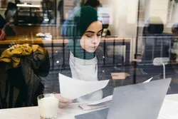 Des entreprises qui recrutent des femmes voilées sans discrimination