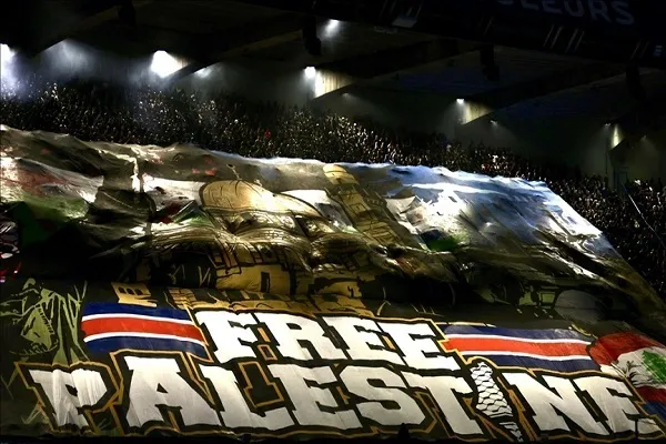 Se izaron pancartas a favor de Palestina durante un partido de la UEFA Champions League en París