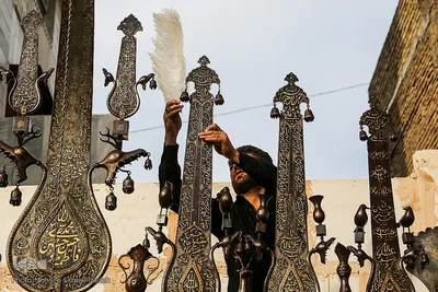 مراسم سنتی شال و پر کردن علم تاریخی طیب
