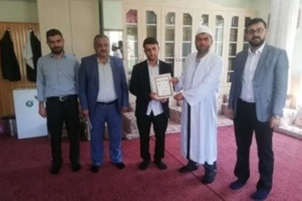 تركيا..تكريم مراهق حفظ القرآن كاملاً خلال فترة وجيزة جداً