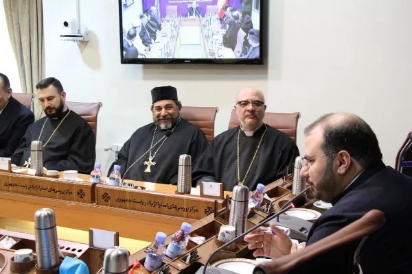 لزوم بازتاب زندگی مسالمت‌آمیز پیروان ادیان الهی در ایران