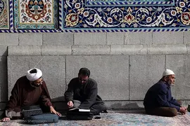 مباحثه طلاب و دانشجویان در حرم حضرت معصومه