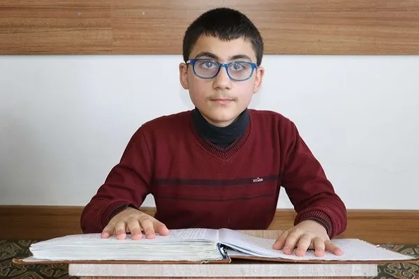 14 yaşındaki Kur'an aşığı görme engeline rağmen hafızlığını tamamladı