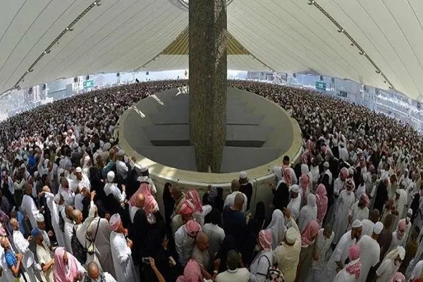 الحجاج يبدؤون رمي الجمرات في أول أيام العيد