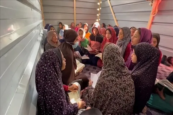 نازحاتٌ في غزة يجدن في حلقات تحفيظ القرآن عزاءً لقلوبهن المُنهكة