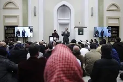 حاکم ولایة أمریکیة یحضر صلاة الجمعة
