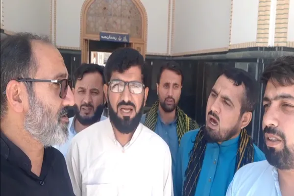 په امام رضا(ع)سپيڅلی حرم کې د ایران او پاکستان د قاریانو یوځای د قرآن تلاؤت(فیلم)