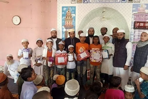 টানা ৪০ দিন মসজিদে গিয়ে জামাতের সাথে নামাজ আদায় করায় পুরষ্কার পেল শিশুরা
