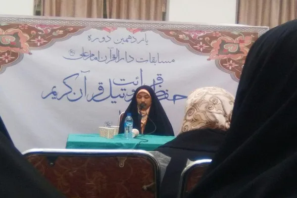اجرای مسلط «سپیده بهرامی» در مسابقات دارالقرآن امام علی(ع)/ رقابت قرآنی 2 خواهر با مادر
