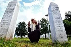 سربرنیٹسا میں مسلم نسل کشی سے انکار