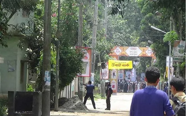 শোলাকিয়ায় সন্ত্রাসী হামলা; দুই পুলিশসহ নিহত ৪