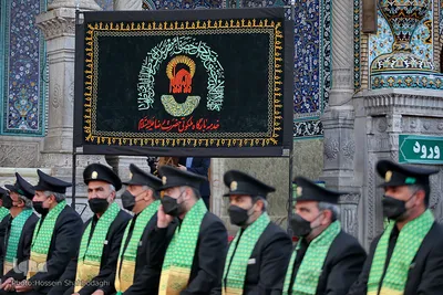 Schwarze Trauerflagge auf Kuppel des Heiligtums von Fatima Masuma