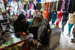 از راست معصومه 45سال دارد. 23سال شاغل است. زهرا  45 ساله دارای فرزند که همراه همکارش معصومه مشغول به کار است.