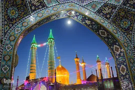 آذین بندی و چراغانی حرم حضرت معصومه(س) در شب میلاد امیرالمومنین(ع)