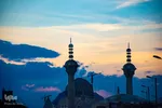 آسمان آبی شهر گنبد‌های فیروزه‌ای