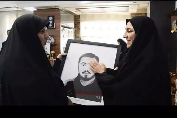 سفیران کریمه اهل‌بیت(س) از خانواده شهید آرمان علی‌وردی تجلیل کردند