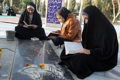 آیین جزءخوانی قرآن کریم در جوار مقبره شهدای گمنام