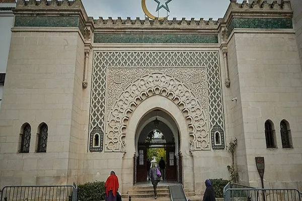 Fransada daha 3 məscidə hörmətsizlik edilib