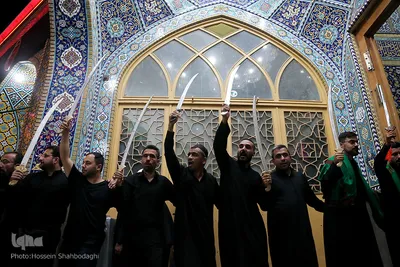 ⁨دسته‌ی عزاداری «مشق شمشیر» در قم⁩