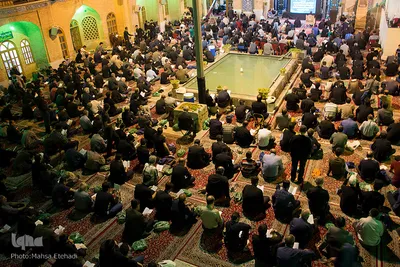 شب قدر اصفهانی‌ها در جوار شهدا و علما