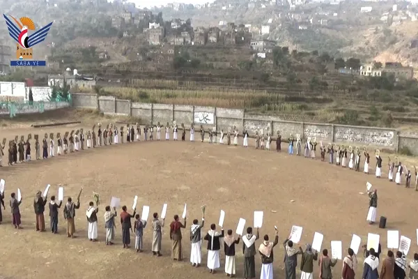 وقفة لطلاب مدرسة 