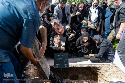 مراسم خاکسپاری پیکر منوچهر اسماعیلی در بهشت سکینه کرج
