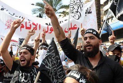 خشم و اعتراض مسلمانان در بیروت، پایتخت لبنان علیه اهانت امانوئل ماکرون، رئیس جمهور فرانسه به ساحت مقدس پیامبر اکرم(ص)