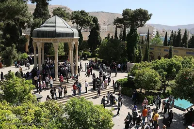 بازدید مسافران نوروزی از آرامگاه حافظ‎‎