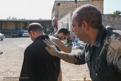 آیین «گل‌مالی» صبح عاشورا در فولادشهر اصفهان