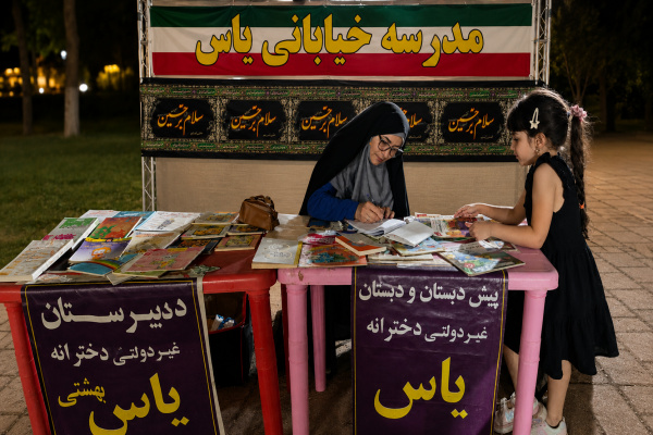 مدرسه‌ی خیابانی یاس در تجمعات شبانه‌ی مردم کاشان