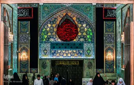 نصب پرچم های سیاه در آستان مقدس امام حسین(ع)