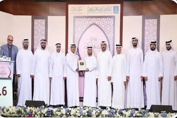 Menganugerahkan plak perak YouTube kepada pegawai Anugerah Al-Quran Antarabangsa Dubai