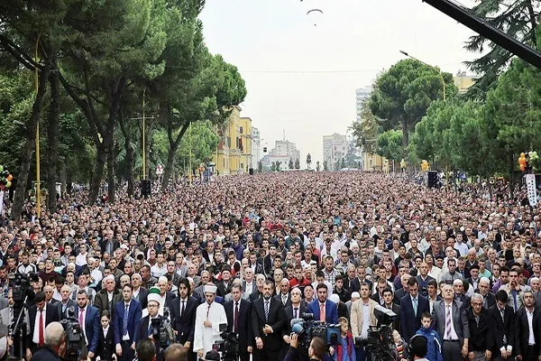 إقبال کبیر على حلقات تلاوة القرآن في ألبانيا خلال رمضان + فيديو