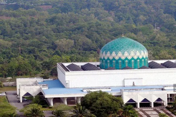 Malezya camilerinde namaz kılınmasına izin çıktı