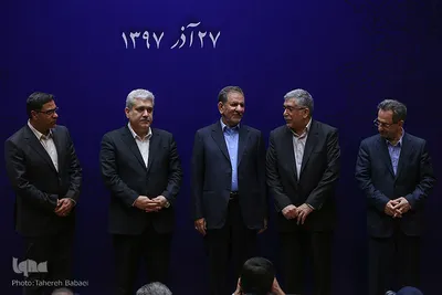 از راست انوشیروان بندپی، استاندار تهران، حمیدرضا طیبی، رییس جهاد دانشگاهی، اسحاق جهانگیری، معاون اول رییس جمهور، سورنا ستاری، معاون علمی و فناوری رییس جمهور و محمدرضا پورعابدی، معاون پژوهش وفناوری جهاد دانشگاهی در آئین رونمایی از ۱۰ طرح و محصول فناورانه جهاددانشگاهی
