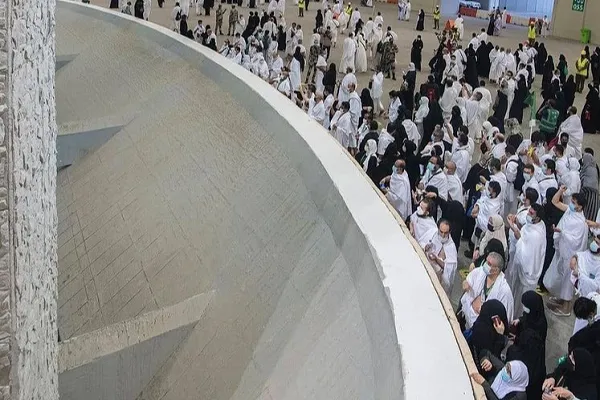 حجاج بيت الله الحرام يؤدون مناسك الحج في ثاني أيام العيد
