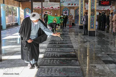 غبارروبی و عطرافشانی گلزار شهدای گمنام شیراز