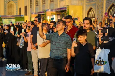 تعویض پرچم گنبد رضوی همزمان با آغاز ماه ربیع‌الاول
