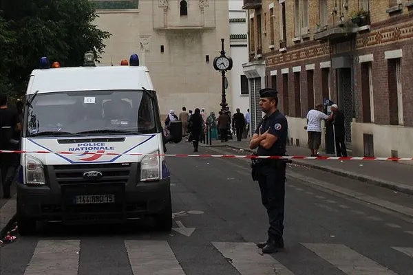 Fransa'da cami duvarına İslam karşıtı yazılar yazıldı