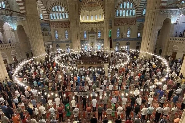 تركيا تسمح بصلاة الجماعة دون تباعد اجتماعي