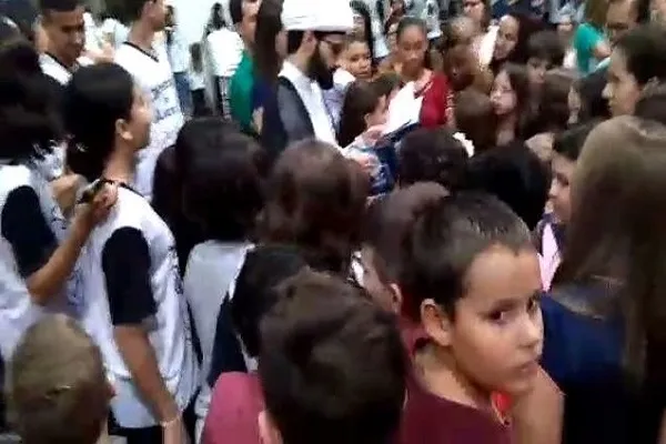 Sheikh iranianos torcendo pelas crianças brasileiras + filme