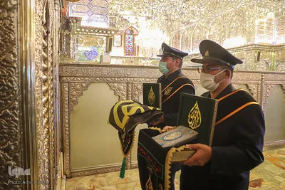 مراسم تعویض پرچم گنبد حرم حضرت شاهچراغ (ع)