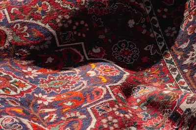 هنر مرمت فرش در قلب بازار اصفهان