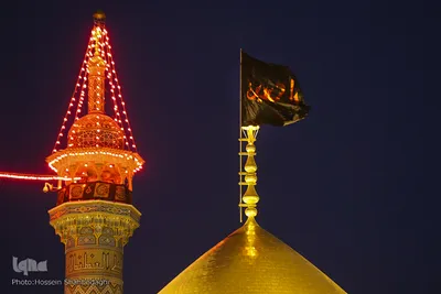 تعویض پرچم گنبد حرم رضوی در آغاز ماه محرم